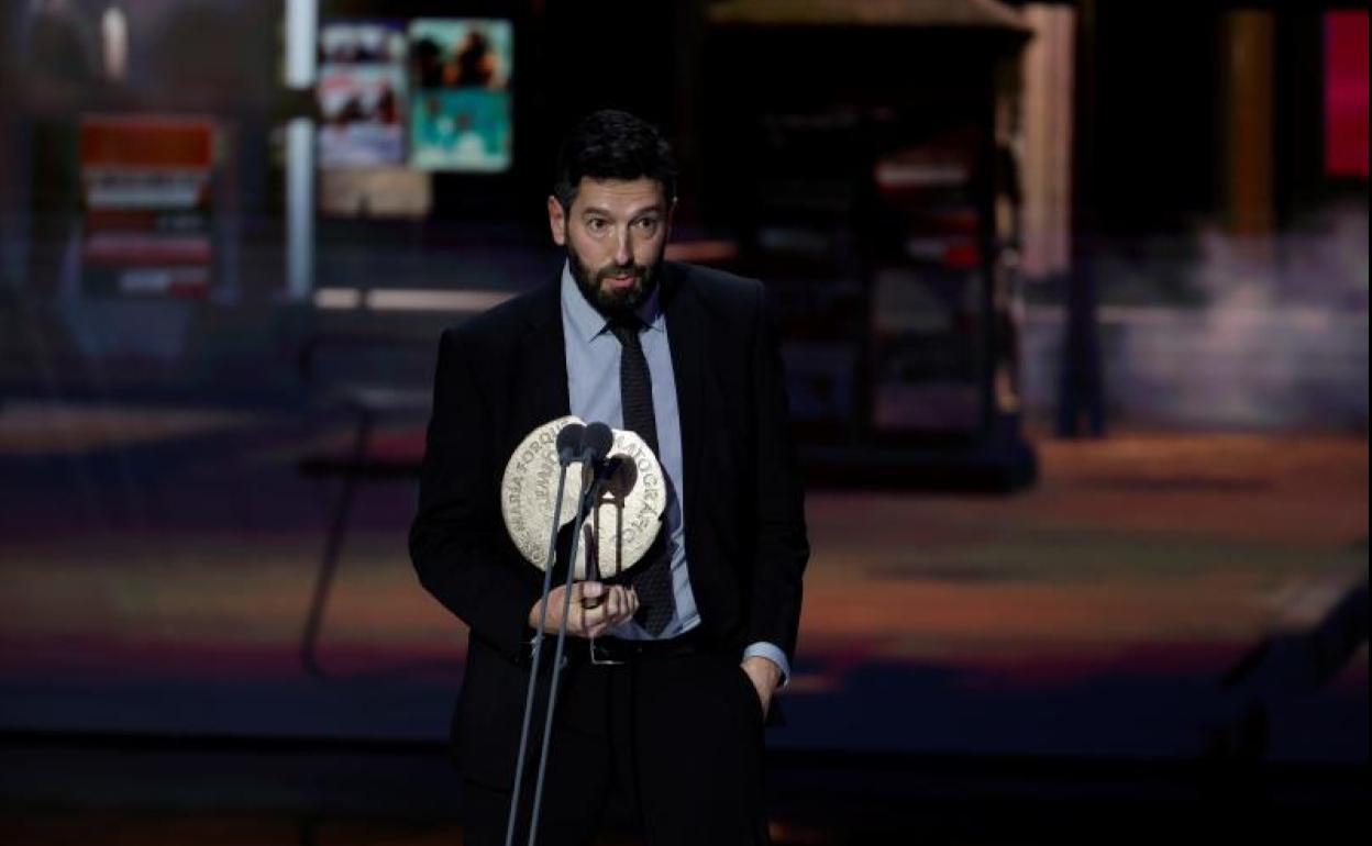 El productor Alfonso Blanco recibe el Premio Forqué a Mejor Serie por 'Hierro'.