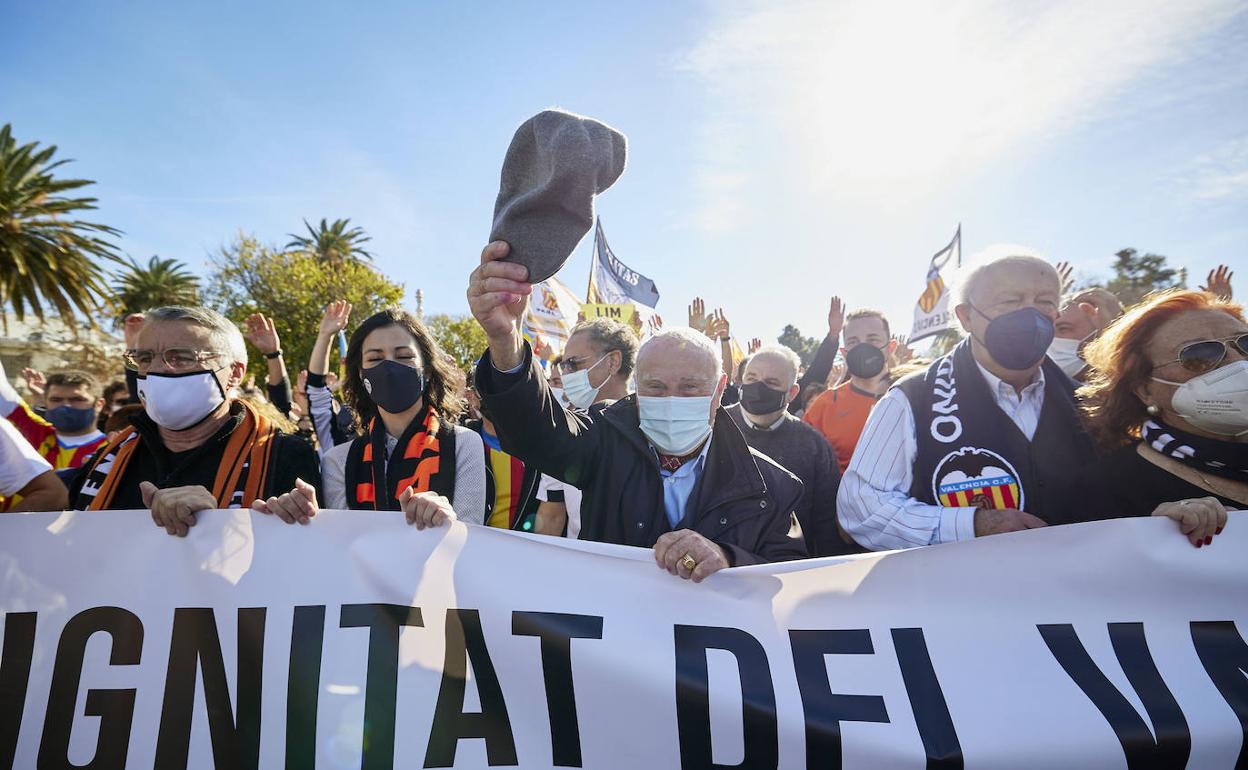 Pepe Serrate, uno de los símbolos de la resistencia contra Meriton, agita su boina durante la manifestación del sábado. 