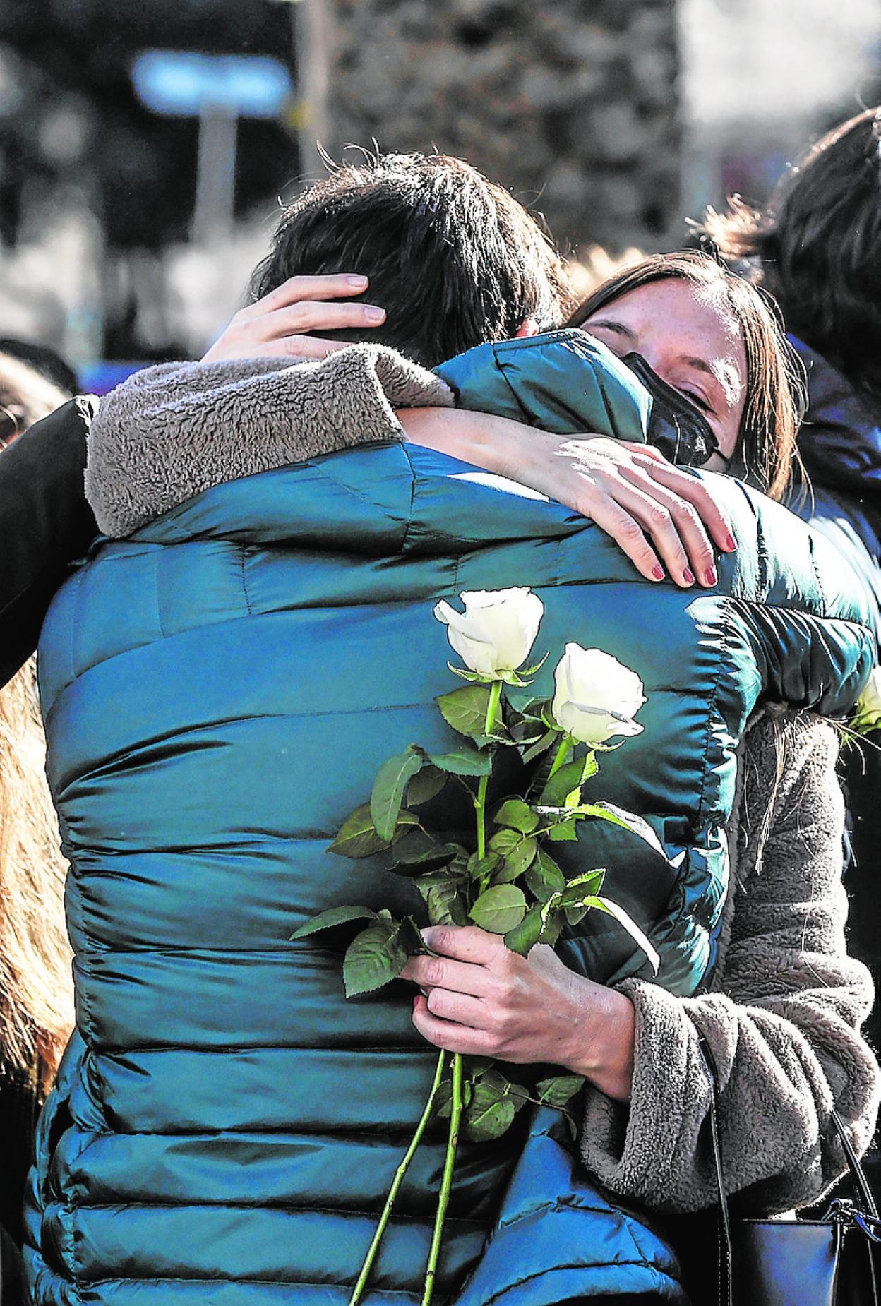 Dos personas se abrazan en la concentración por la última víctima. ep