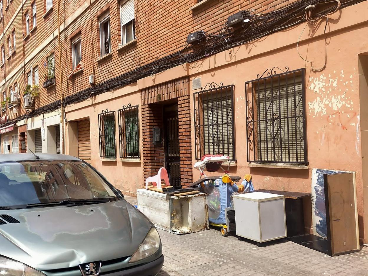 Restos de electrodomésticos y muebles, en la zona conflictiva de Benicalap. lp