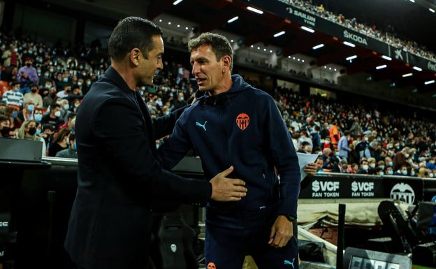 Francisco, entrenador del Elche, saluda a Patri Moreno antes del inicio del partido. 