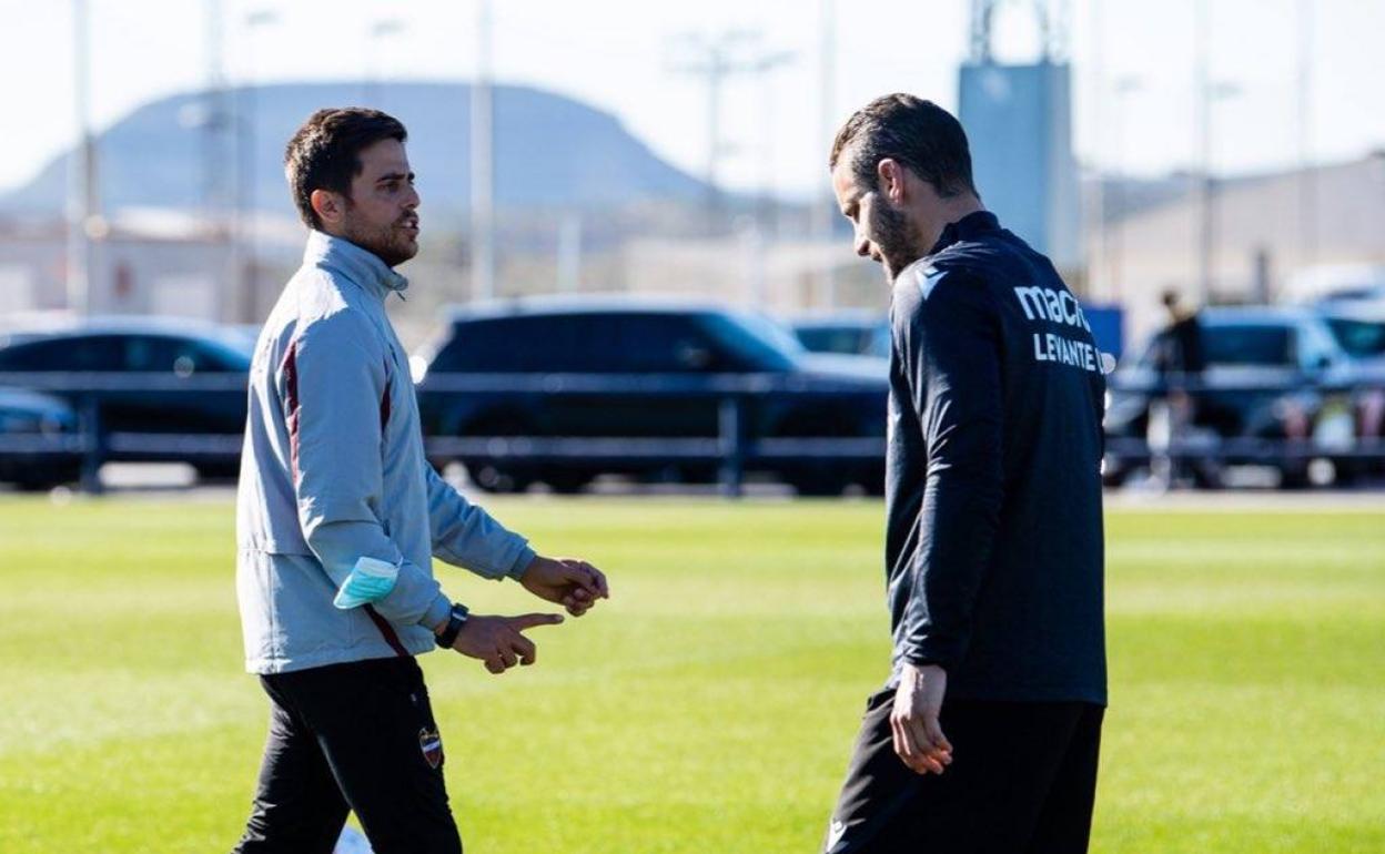 Alessio Lisci y Roberto Soldado, durante el entrenamiento de esta mañana. 