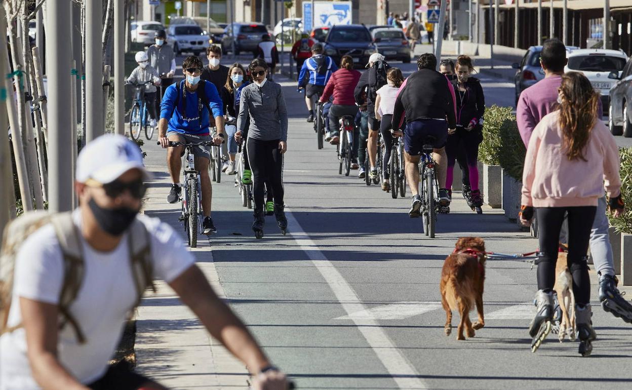 Varias personas paseando en Valencia. 