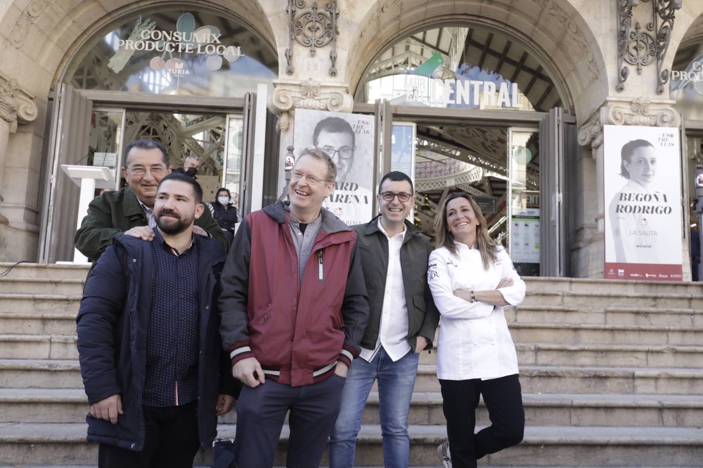 En el pasillo central del Mercado Central han quedado plasmados los nombres de los chefs que han convertido la ciudad de Valencia en un referente gastronómico. 