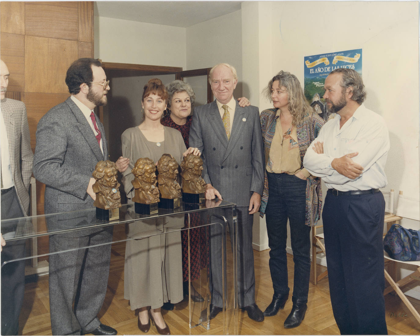 Fernando Fernán Gómez y Verónica Forqué recogen en mayo de 1987 los premios Goya que no pudieron recibir en la gala de meses antes.