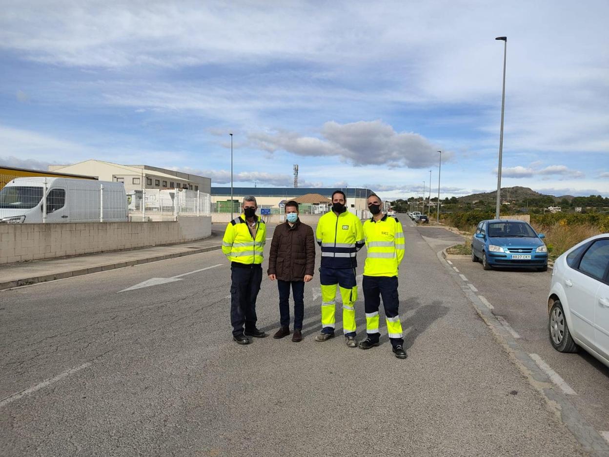 El alcalde y responsables de la instalación, en la zona industrial. lp