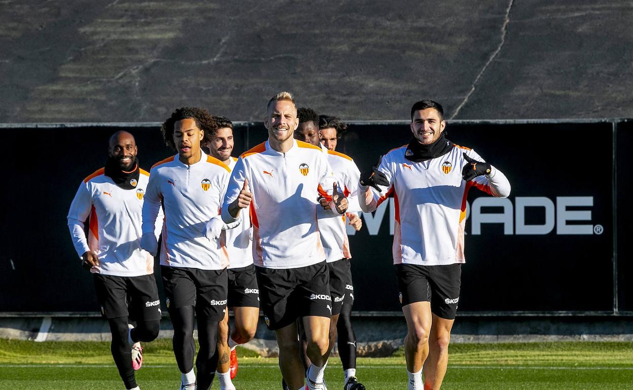 El Valencia, durante el entrenamiento de hoy en la Ciudad Deportiva. 