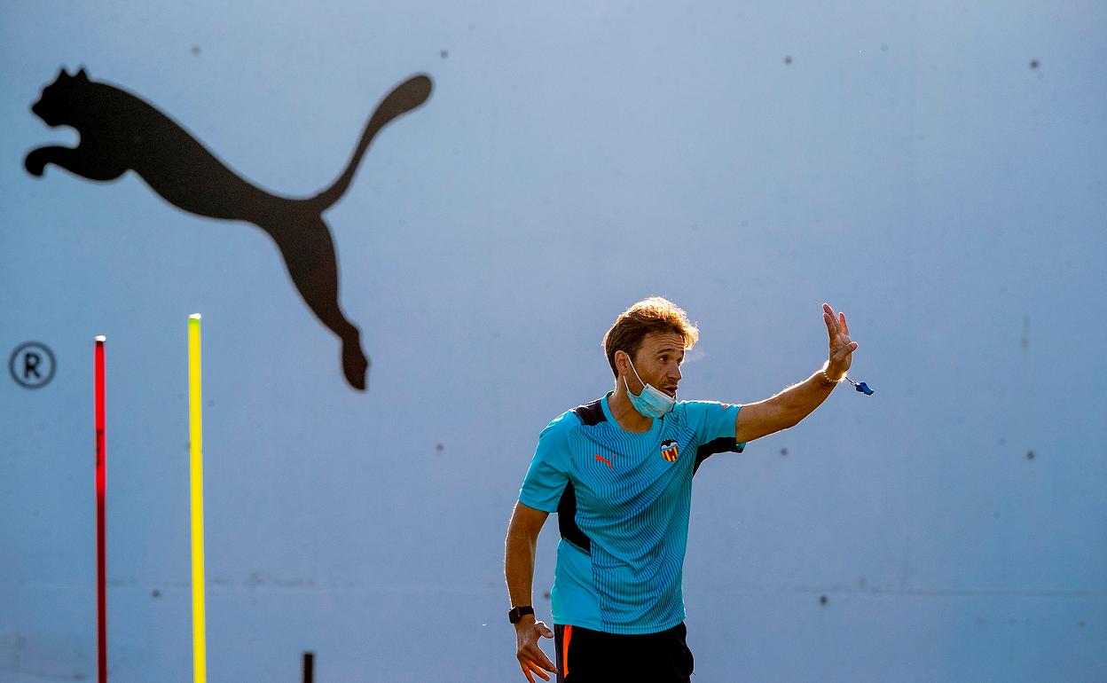 Javier Vidal, dirigiendo al Valencia en la Ciudad Deportiva de Paterna. 