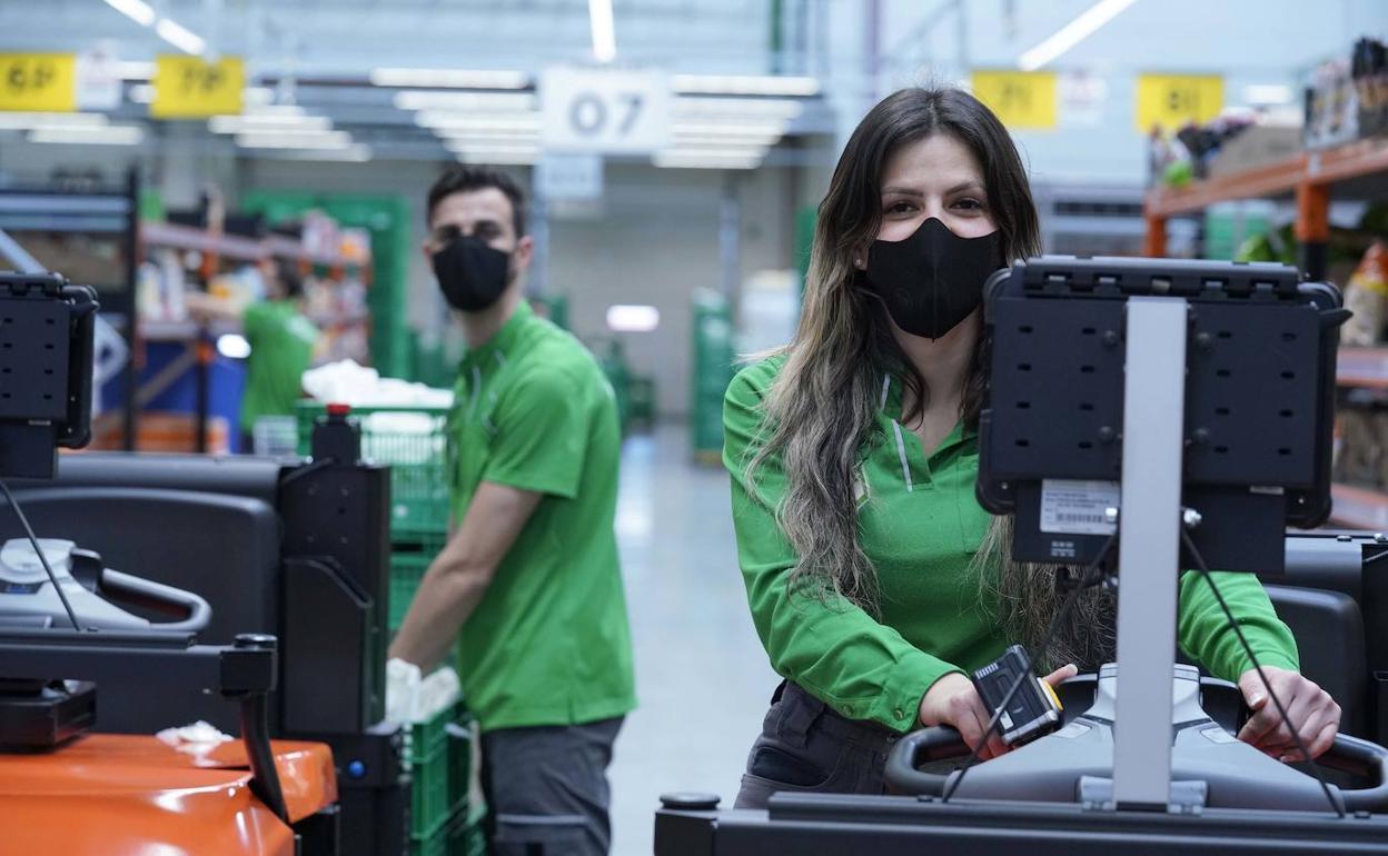 Trabajadores en la Colmena de Madrid de Mercadona. 