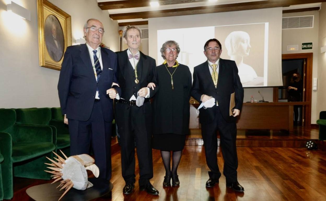 El escultor valenciano Miquel Navarro, ya como académico de número de la Academia de Bellas Artes de San Carlos, acompañado del presidente Manuel Muñoz y de académicos de la institución como Pilar Roig y Álvaro Gómez Ferrer. 