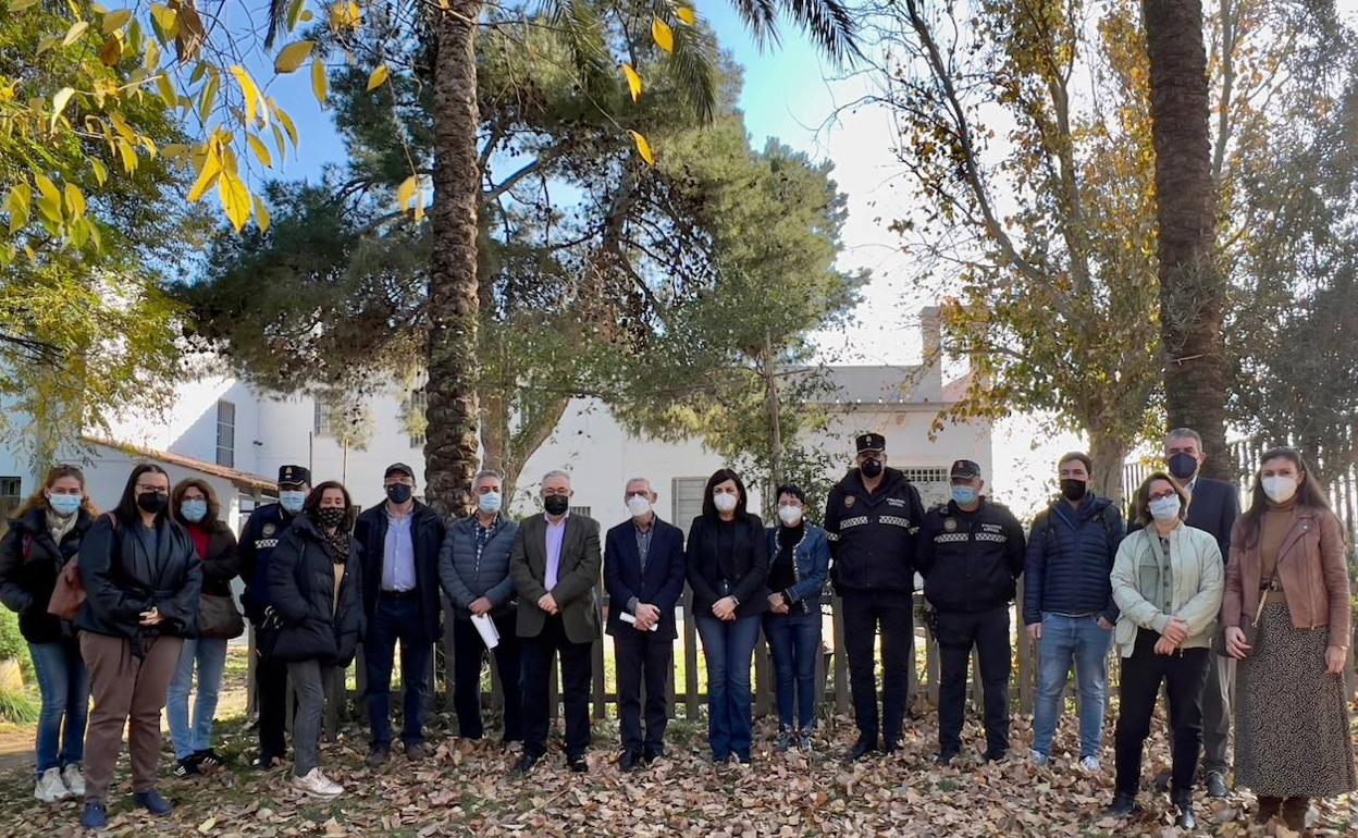 Los asistentes a la presentación de la ruta, con el alcalde y los concejales. 