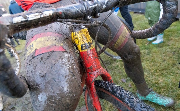 La ropa, al igual que el ciclista, queda embadurnada de barro. 