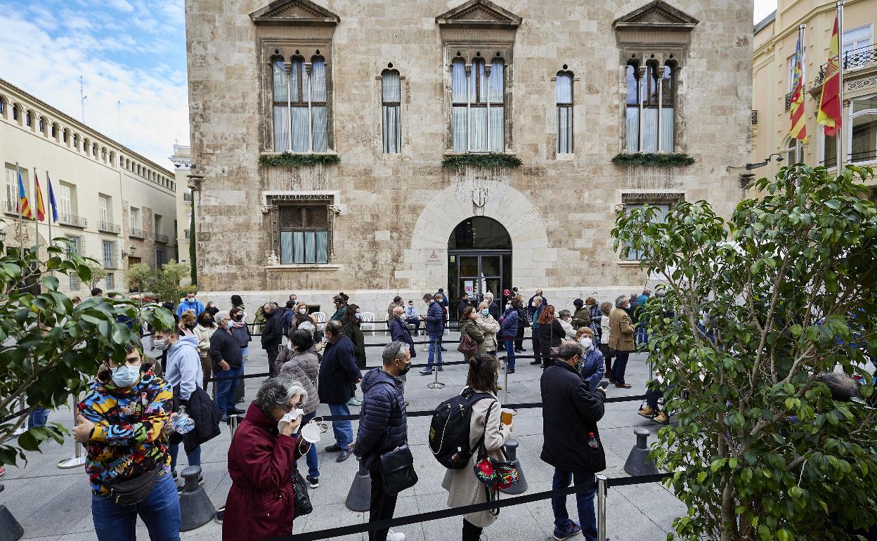 Colas en el punto de vacunación ubicado en el Palau de la Generalitat durante el puente. 