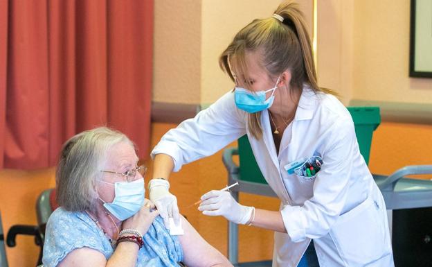 Una mujer recibe la tercera dosis en Zaragoza.