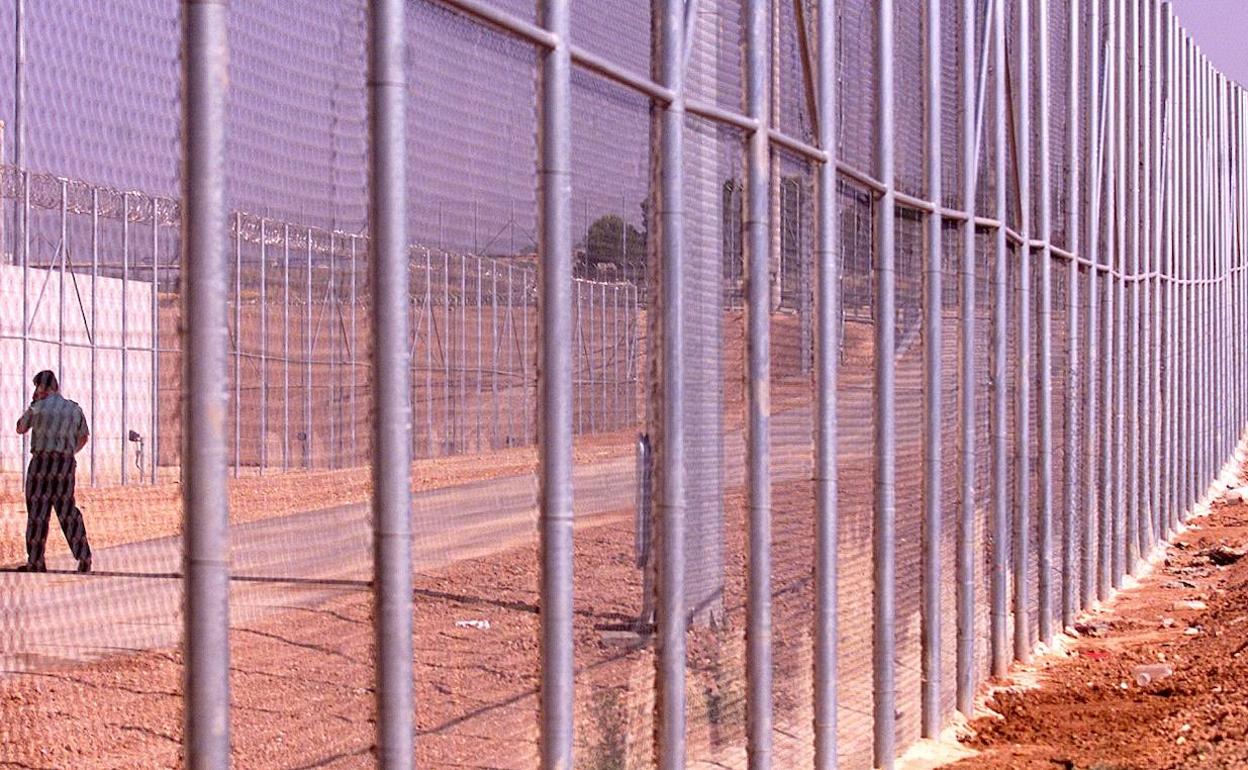 Un agente de la Guardia Civil vigila la valla exterior de la cárcel de Villena. 