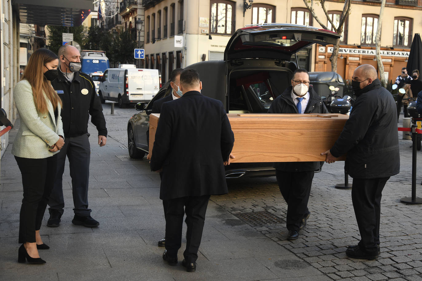 Cientos de personalidades del mundo del cine, la política, la sociedad y la televisión han acudido al Teatro Español para despedir a la actriz, muerta a los 66 años.