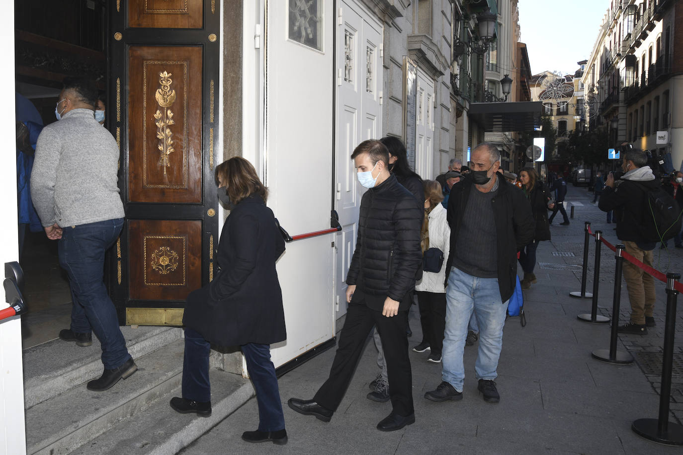 Cientos de personalidades del mundo del cine, la política, la sociedad y la televisión han acudido al Teatro Español para despedir a la actriz, muerta a los 66 años.