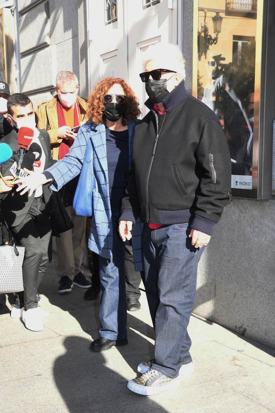 También ha asistido a la capilla el director Pedro Almodóvar o el diputado del PSOE de Cultura Marc Lamua, junto con numeroso público que está haciendo una fila en la madrileña plaza de Santa Ana para poder decir adiós a la intérprete. 