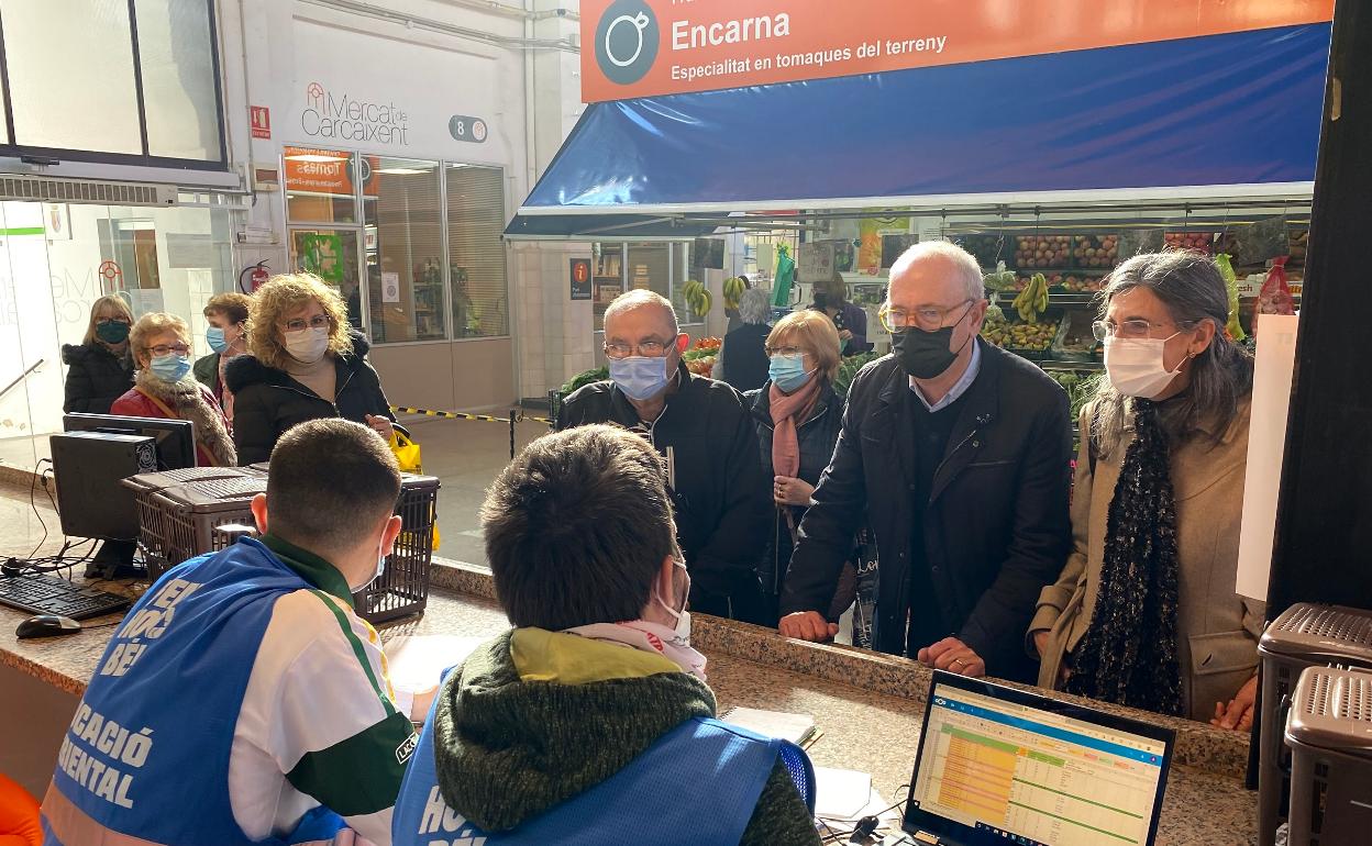 Los cubos se reparten en el Mercado Municipal. 