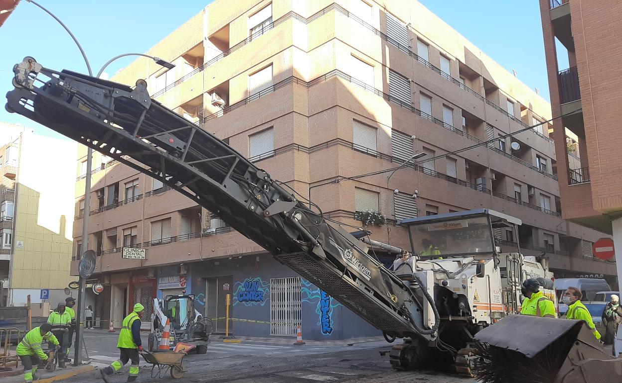 Obras en una de las calles de Almussafes. 