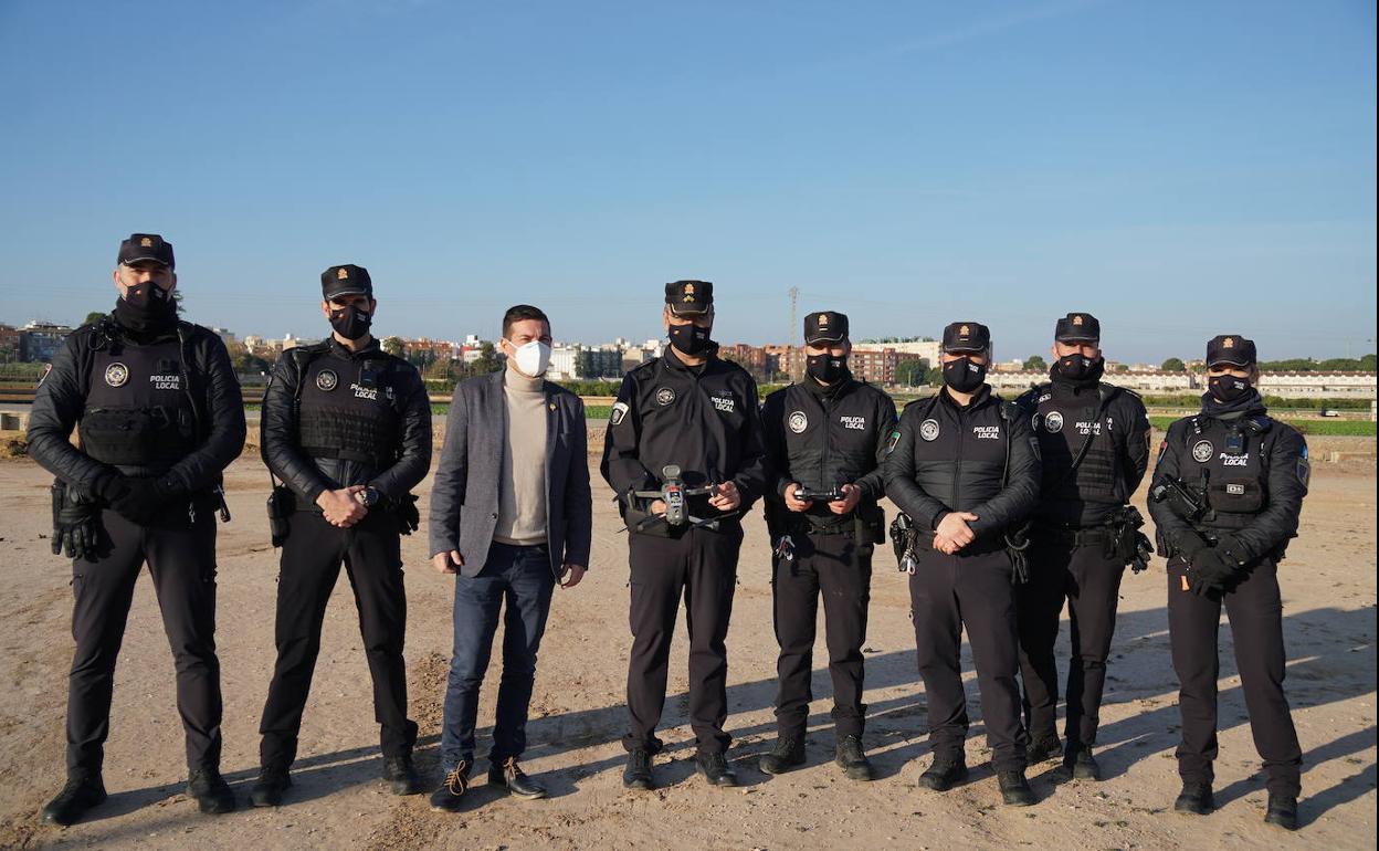 El alcalde, Rafa García, con los agentes y el dron. 