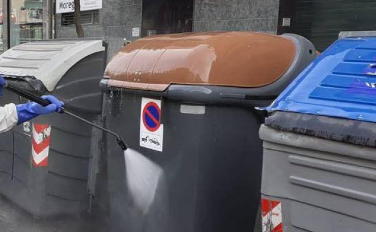 Limpieza de contenedores en Valencia. 