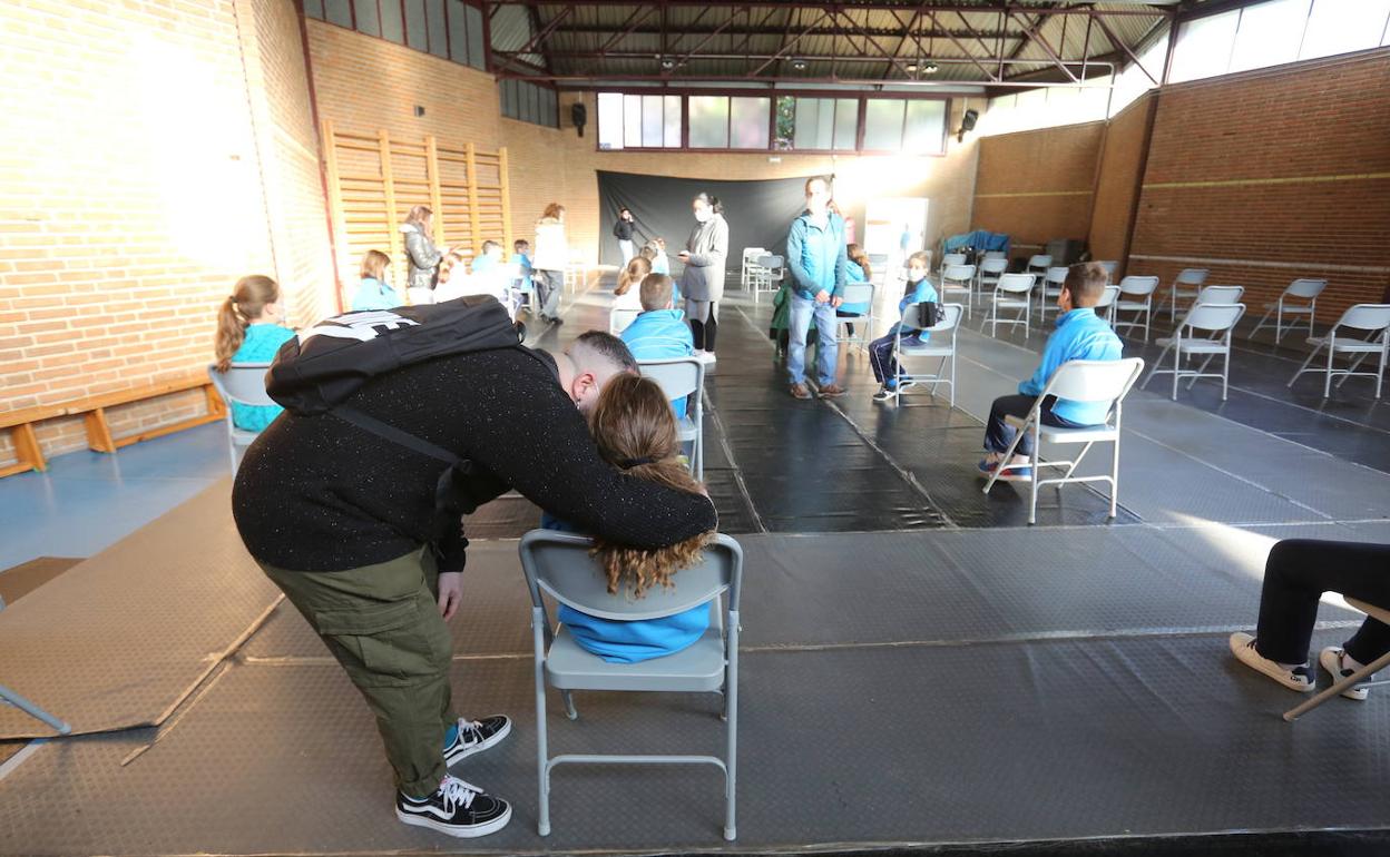 Tomás, con una de sus hijas en el gimnasio del colegio, que se ha habilitado como sala de espera. 