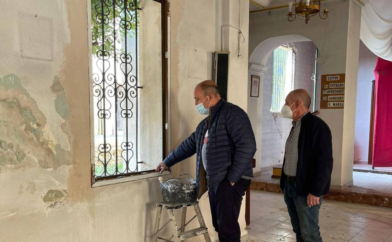 El alcalde, Paco Gómez, visita el edificio. 