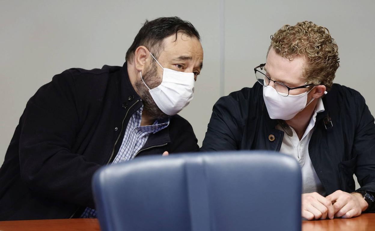 Gabriel, padre de los menores asesinados, en una de las sesiones del juicio en la sala del jurado de la Ciudad de la Justicia. 