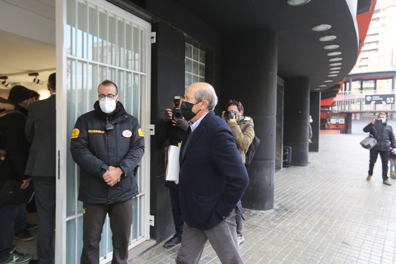 El club celebra la exposición de la situación del club con la menor asistencia de la historia reciente