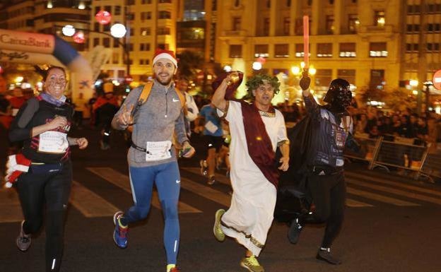 Cómo no, el ambiente festivo domina en la histórica San Silvestre. 