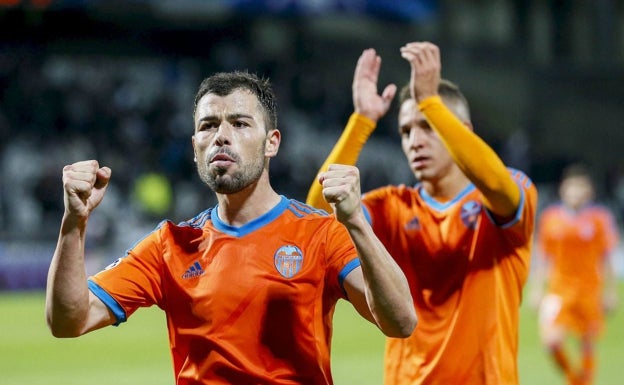 Javi Fuego y Rodrigo Moreno celebran junto a la afición una victoria en Champions. 