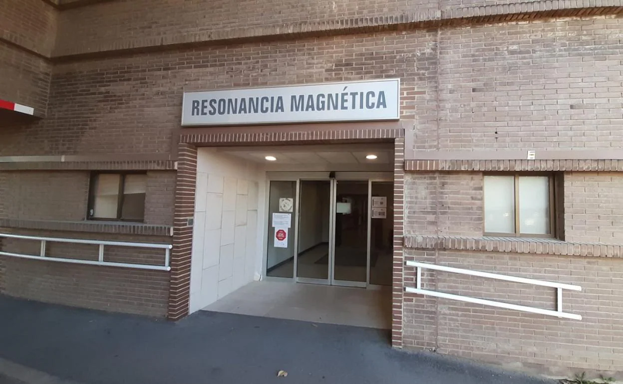 Acceso al Hospital Lluís Alcanyís para la realización de resonancias. 