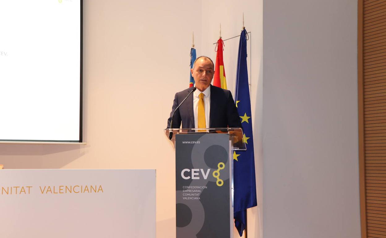 Salvador Navarro, durante su intervención en la asamblea de la CEV. 