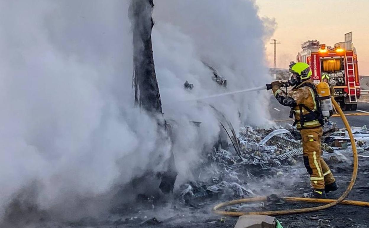 Uno de los camiones se incendió tras el accidente. 