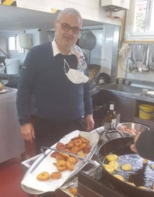 Imagen secundaria 2 - Arriba y abajo a la izquierda, imágenes antiguas del restaurante. A la derecha, Jorge con los buñuelos que regalan a los clientes el día de San José. 