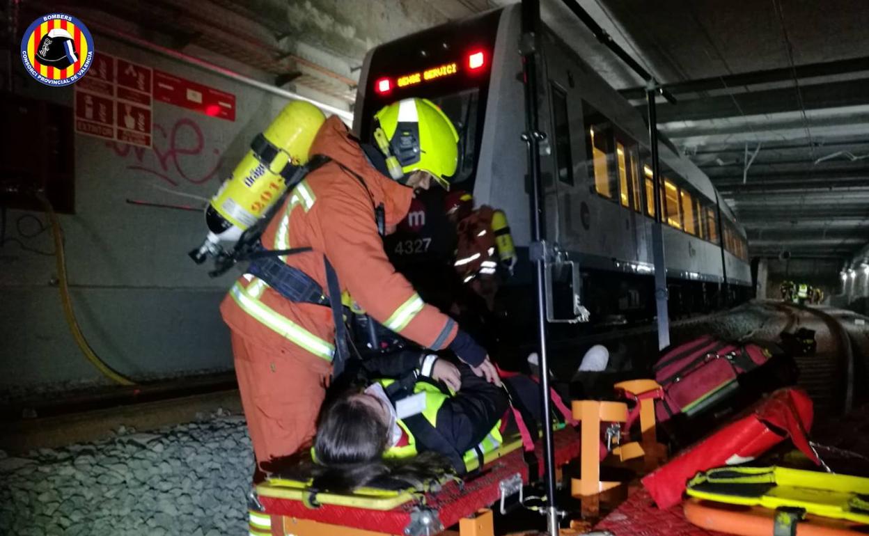 Un bombero evacúa a una víctima intoxicada por humo. 