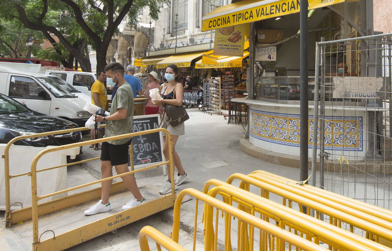 Puesto en la fachada del Mercado Central junto a las obras del entorno. 