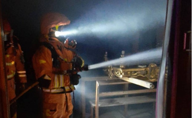 Imagen principal - Las actuaciones de los bomberos. 