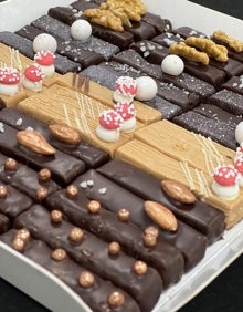 Imagen secundaria 2 - Arriba, pastillas de turrón a la venta en Dulces Pére. Abajo a la izquierda, turrón de chocolate con decoración Abajo a la derecha, pequeñas muestras de turrones del horno.