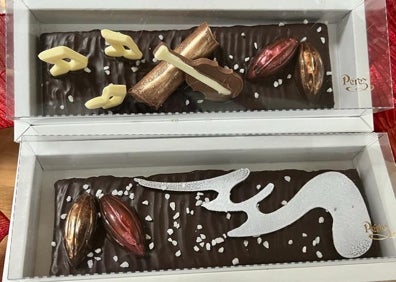 Imagen secundaria 1 - Arriba, pastillas de turrón a la venta en Dulces Pére. Abajo a la izquierda, turrón de chocolate con decoración Abajo a la derecha, pequeñas muestras de turrones del horno.