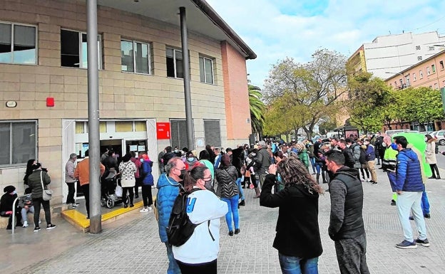 Los ingresos en UCI se triplican en la Comunitat, los hospitales ya atrasan operaciones y reservan salas Covid