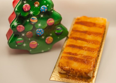 Imagen secundaria 1 - Arriba, turrón de yema durante su proceso de preparación en la pastelería Cremè Brûlée. Abajo a la izquierda, turrón de yema listo para consumir. Abajo a la derecha, guirlache de la pastelería.