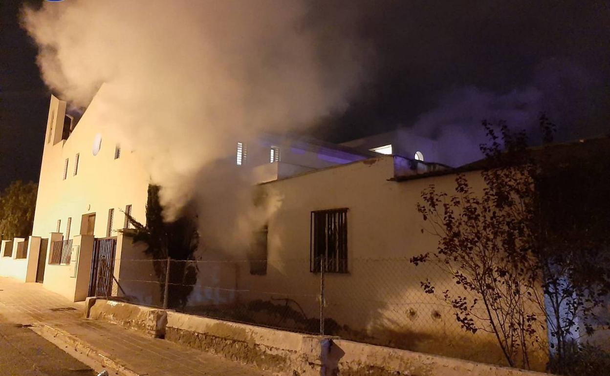 El humo saliendo del edificio de la antigua ermita. 