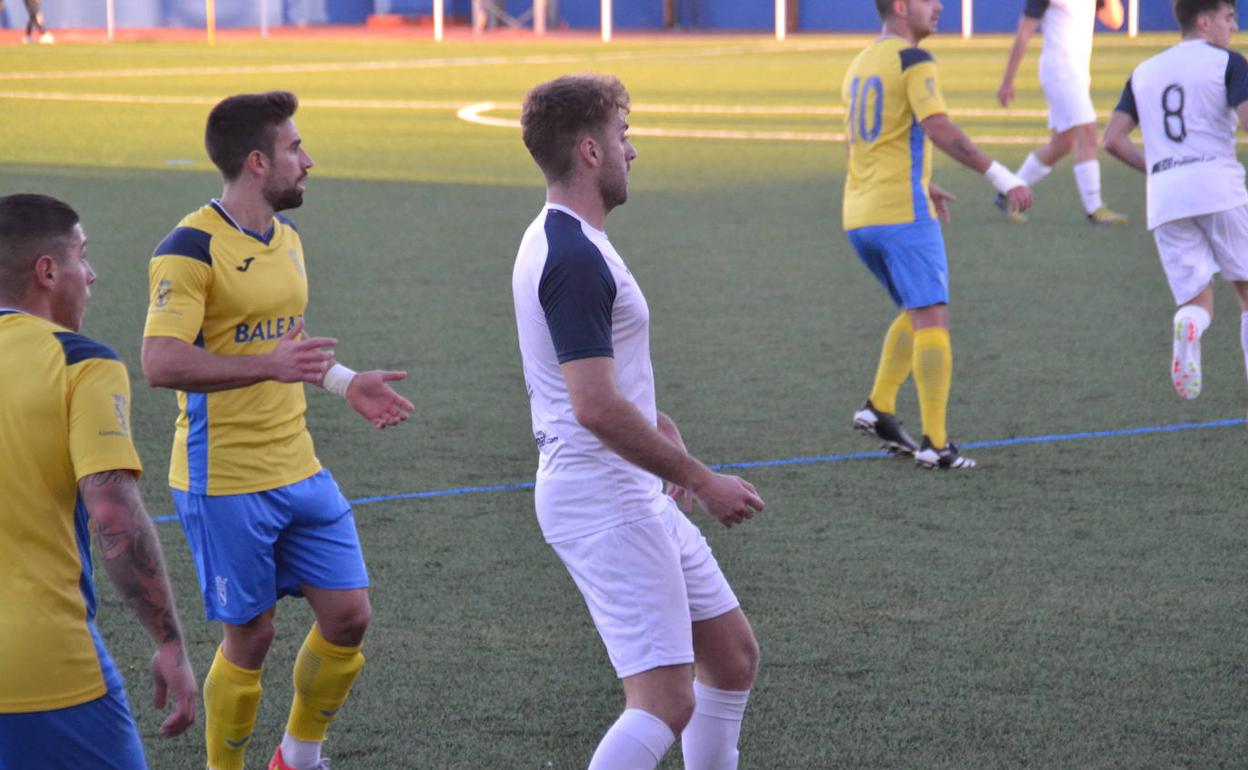 Pablo, jugador dianense, junto a un rival. 