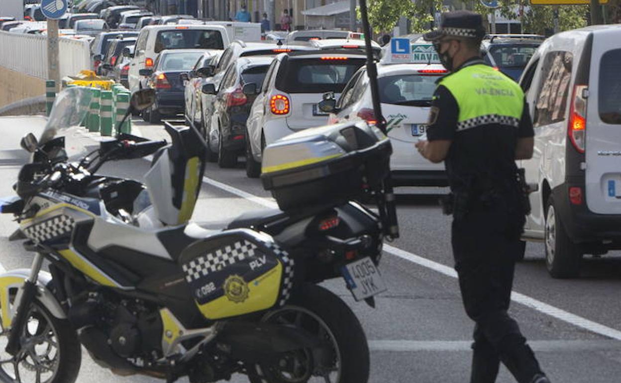 Un agente de la Policía Local en la avenida Peset Aleixandre en una foto de archivo. 