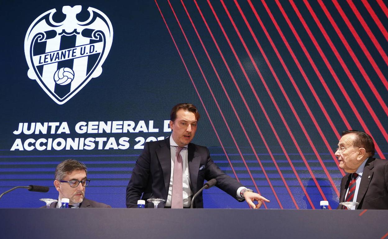 Quico Catalán, en el centro, durante una junta de accionistas.