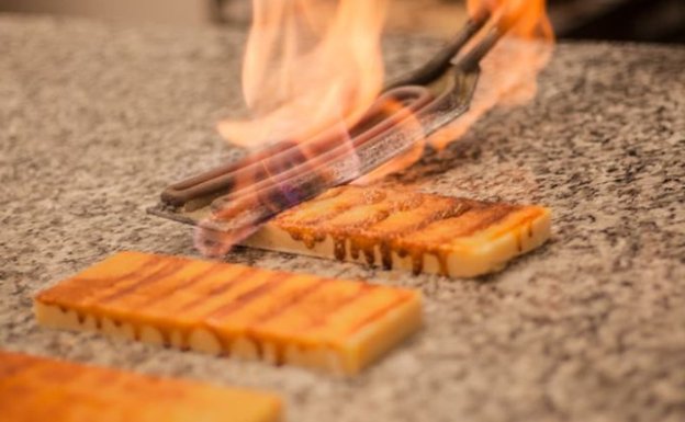 Imagen principal - Arriba, turrón de yema durante su proceso de preparación en la pastelería Cremè Brûlée. Abajo a la izquierda, turrón de yema listo para consumir. Abajo a la derecha, guirlache de la pastelería.