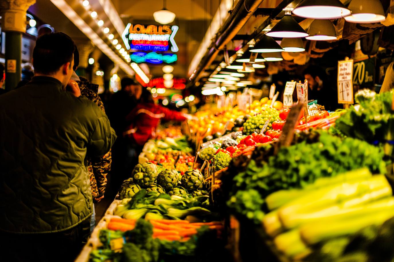 En la actualidad los mercados también se han convertido en auténticos centros gastronómicos, haciendo que en pleno siglo XXI estén viviendo una segunda juventud gracias a la oportunidad que nos dan de contemplar su arquitectura brillante, probar in-situ productos delicatessen o relajarnos en unos de sus puestos de comida mientras disfrutamos de unas tapas y un buen vino. Desde el buscador de alquileres vacacionales Holidu se han encargado de elaborar un estudio para descubrir cuáles son los mejores mercados de España donde llenar la cesta de la compra navideña a un precio razonable: 