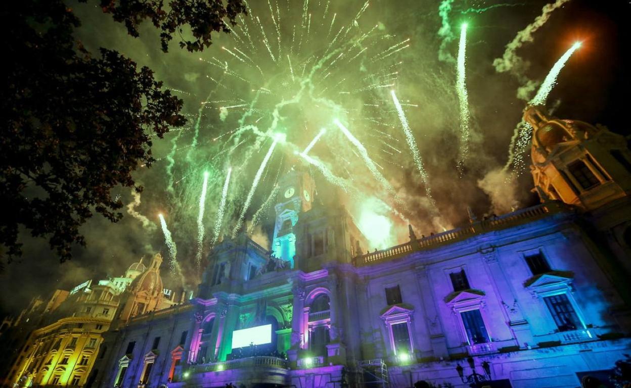 Valencia mantiene el espectáculo de fuegos artificiales para despedir el año. maNUEL MOLINES